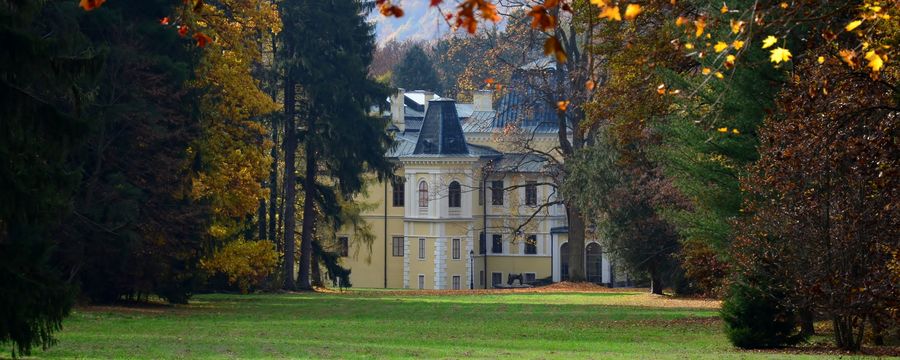 Kaštieľ Betliar medzi stromami parku