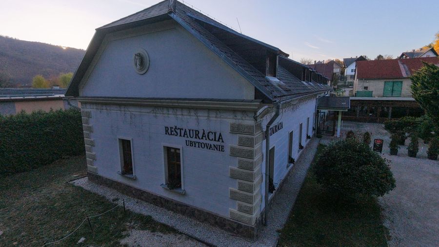 Budova penziónu večer